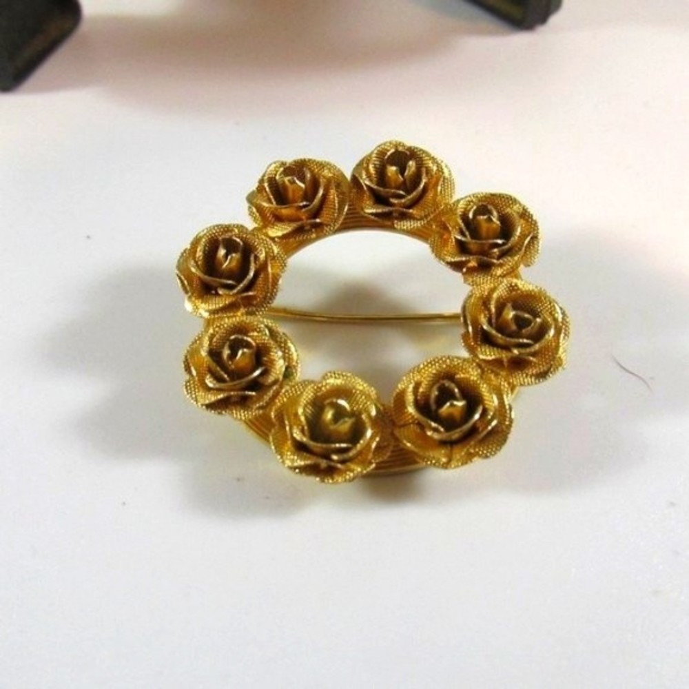 😊 Wreath w/ Mesh Petal Roses Gold Gilt Brooch/Pin